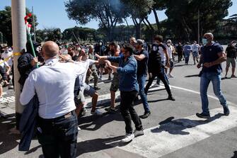 Momenti di tensione durante la manifestazione di Forza Nuova e gruppi di ultrà al Circo Massimo a Roma, 6 giugno 2020.  ANSA/GIUSEPPE LAMI