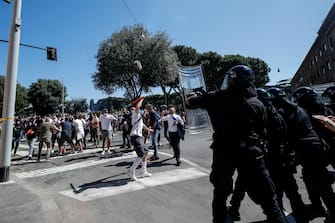 Momenti di tensione durante la manifestazione di Forza Nuova e gruppi di ultrà al Circo Massimo a Roma, 6 giugno 2020.  ANSA/GIUSEPPE LAMI
