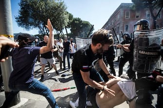 Momenti di tensione durante la manifestazione di Forza Nuova e gruppi di ultrà al Circo Massimo a Roma, 6 giugno 2020.  ANSA/ANGELO CARCONI