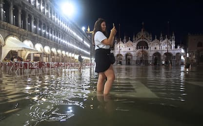 Venezia, acqua alta sfiora il metro: picchi record per giugno. LE FOTO