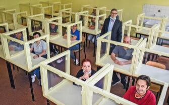 Bergamo Coronavirus FASE 3 - gli studenti del Liceo artistico Manzu' progettano e realizzano i banchi anti-Covid
nelle foto il preside Cesare Emer Botti (giacca blu) e il personale scolastico presentano i banchi finiti (Foto ©Sergio Agazzi/Fotogramma, Bergamo - 2020-06-06) p.s. la foto e' utilizzabile nel rispetto del contesto in cui e' stata scattata, e senza intento diffamatorio del decoro delle persone rappresentate