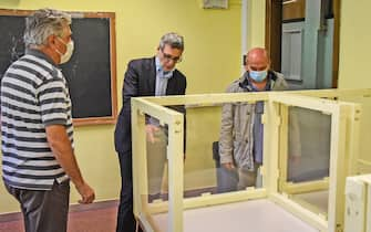 Bergamo Coronavirus FASE 3 - gli studenti del Liceo artistico Manzu' progettano e realizzano i banchi anti-Covid
nelle foto il preside Cesare Emer Botti (giacca blu) e il personale scolastico presentano i banchi finiti (Foto ©Sergio Agazzi/Fotogramma, Bergamo - 2020-06-06) p.s. la foto e' utilizzabile nel rispetto del contesto in cui e' stata scattata, e senza intento diffamatorio del decoro delle persone rappresentate