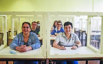 Bergamo Coronavirus FASE 3 - gli studenti del Liceo artistico Manzu' progettano e realizzano i banchi anti-Covid
nelle foto il preside Cesare Emer Botti (giacca blu) e il personale scolastico presentano i banchi finiti (Foto ©Sergio Agazzi/Fotogramma, Bergamo - 2020-06-06) p.s. la foto e' utilizzabile nel rispetto del contesto in cui e' stata scattata, e senza intento diffamatorio del decoro delle persone rappresentate