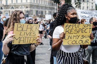 People holding placards attend a demonstration in memory of George Floyd in Piazza del Popolo, Rome, Italy, 07 June 2020. The protesters gather to demonstrate in the wake of the death in police custody of George Floyd in the United States. ANSA/ FABIO FRUSTACI