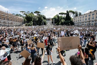 People attend a demonstration in memory of George Floyd in Piazza del Popolo, Rome, Italy, 07 June 2020. The protesters gather to demonstrate in the wake of the death in police custody of George Floyd in the United States. ANSA/FABIO FRUSTACI