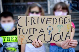 I bimbi della scuola Casanova di Napoli che hanno festeggiato, rivedendosi dopo mesi di lezioni on-line per il lockdown dovuto al coronavirus, l'ultimo giorno di scuola giocando e facendosi foto ricordo davanti al loro isituto, 6 giugno 2020
ANSA / CIRO FUSCO