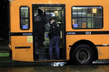 Agenti della polizia scientifica fanno dei rilievi sul posto dove un uomo è stato accoltellato su un autobus di linea a Milano 07 giugno 2020.
ANSA / PAOLO SALMOIRAGO