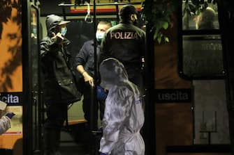 Agenti della polizia scientifica fanno dei rilievi sul posto dove un uomo è stato accoltellato su un autobus di linea a Milano 07 giugno 2020.
ANSA / PAOLO SALMOIRAGO