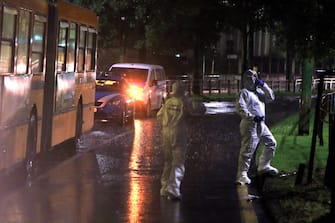 Agenti della polizia scientifica fanno dei rilievi sul posto dove un uomo è stato accoltellato su un autobus di linea a Milano 07 giugno 2020.
ANSA / PAOLO SALMOIRAGO