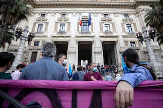 Un momento del flash mob dei docenti all'esterno della sede del Ministero dell'Istruzione, Roma, 8 giugno 2020. ANSA/MASSIMO PERCOSSI