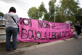 Un momento del flash mob dei docenti all'esterno della sede del Ministero dell'Istruzione, Roma, 8 giugno 2020. ANSA/MASSIMO PERCOSSI