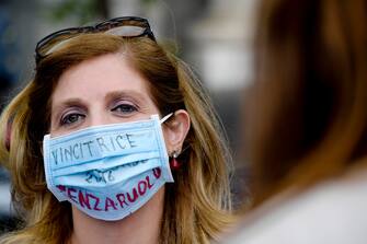 Maestri in piazza a Napoli per lo sciopero generale, nell'ultimo giorno di scuola, indetto dai sindacati per  la stabilizzazione dei precari. I manifestanti, facendo riferimento ad una presunta gaffe della  ministra dell'Istruzione, Lucia Azzolina durate un suo intervento,  hanno portato degli imbuti   8 giugno 2020
ANSA / CIRO FUSCO