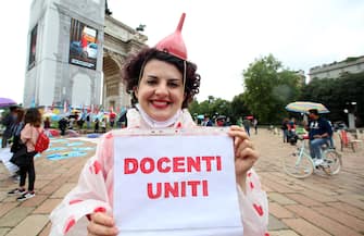 Un momento della manifestazione di protesta dei docenti all'arco della Pace in occasione dello sciopero indetto nell'ultimo giorno di scuola,  Milano 8 Giugno 2020.  ANSA / MATTEO BAZZI
