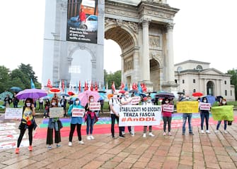Un momento della manifestazione di protesta dei docenti all'arco della Pace in occasione dello sciopero indetto nell'ultimo giorno di scuola, Milano 8 Giugno 2020. ANSA / MATTEO BAZZI