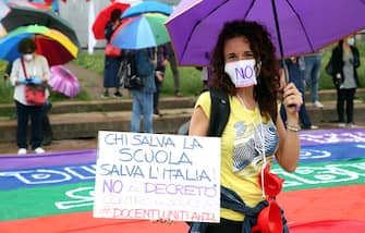 Un momento della manifestazione di protesta dei docenti all'arco della Pace in occasione dello sciopero indetto nell'ultimo giorno di scuola, Milano 8 Giugno 2020. ANSA / MATTEO BAZZI