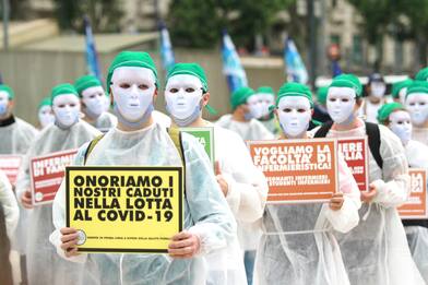 Coronavirus, Milano: protesta degli infermieri al Pirellone. FOTO