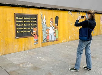 La nuova opera dello street artist Alexandro Palombo 'Just because I am Black' affissa la notte scorsa sui muri della città , Milano, 12 Giugno 2020, ANSA/Andrea Fasani