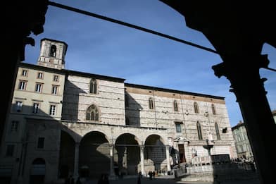 Perugia, ragazza di 15 anni denuncia violenza in centro città