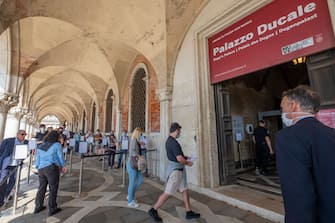 VENICE, ITALY - JUNE 13: Tourists enter the Doge's Palace, which reopened today on June 13, 2020 in Venice, Italy. The whole country is returning to normality after more than two months of a nationwide lockdown meant to curb the spread of Covid-19. (Photo by Stefano Mazzola/Awakening/Getty Images)