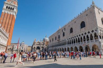 Coronavirus, a Venezia tornano i turisti: folla a Palazzo Ducale. FOTO