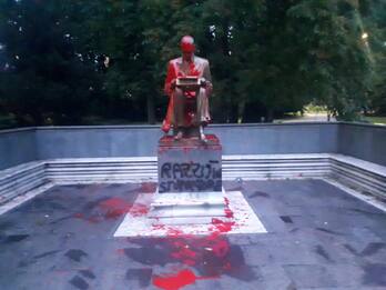 Milano, imbrattata la statua dedicata a Indro Montanelli
