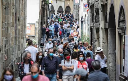 Coronavirus, fase 3: a Bergamo tornano i turisti per le strade. FOTO