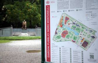 L'ingresso dei giardinideqdicati ad Indro Montanelli dove si trova anche la statua in memoria del giornalista.  Milano 11 Giugno 2020.  
ANSA / MATTEO BAZZI