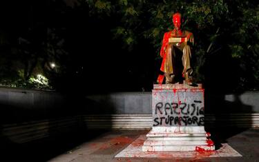 Milano, statua Montanelli imbrattata con vernice rossa e insulti. FOTO