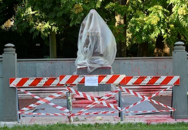 Milano, statua di Montanelli transennata dopo essere stata imbrattata