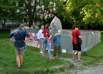 La statua dedicata a Indro Montanelli esposta nel'omonimo giradino nel centro della città, transennata e coperta dopo essere stata imbrattta con della vernice rossa ieri sera, Milano 14 Giugno 2020. Cittadini hanno deposti alcuni fiorni e lasciato alcuni messaggi alla base della statua. L'atto è stata rivendicato dall Rete Studenti Milano e LuMe (Laboratorio universitario Metropolitano). ANSA/Andrea Fasani