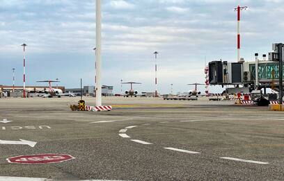 Venezia, uomo invade pista di decollo per fumare all'aeroporto
