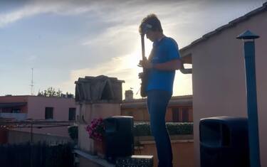 Maturità, a Roma chitarrista suona "Notte prima degli esami". VIDEO