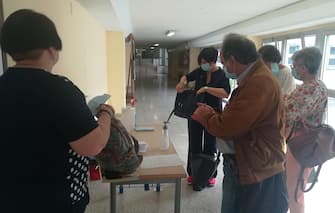 Esami di maturità Docenti dell'istituto Amaldi di Roma si preparano per gli esami, 17 giugno 2020.
ANSA