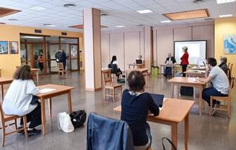 ESAMI DI MATURITA' 2020 A TORINO La prima studentessa che inizia il colloquio alla scuola Colombatto, Torino, 17 giugno 2020. ANSA/ ALESSANDRO DI MARCO