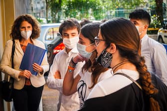 L'attesa di studenti e professori in un liceo di Napoli per le prove della maturita' 2020, 17 giugno 2020. ANSA/CESARE ABBATE