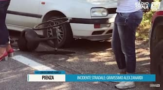Una immagine gentilmente concessa  da Radio Siena TV mostra i soccorsi sul luogo dell'incidente che ha coinvolto Alex Zanardi.
ANSA/Radio Siena TV EDITORIAL USE ONLY NO SALES