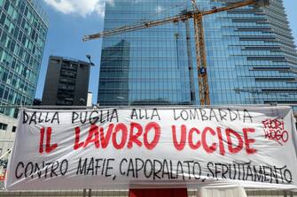 La manifestazione organizzata dai centri sociali sotto la sede della regione Lombardia per protestare contro la gestione sanitaria durante l'emergenza dovuta alla diffusione del Coronavirus, Milano, 20 giugno 2020.
ANSA / MATTEO BAZZI