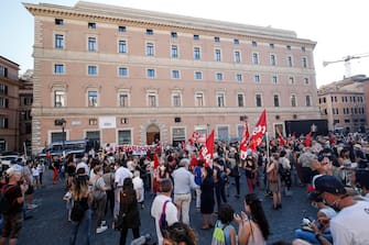 La manifestazione del movimento 'Priorità alla scuola' in Piazza San Silvestro, Roma, 25 giugno 2020. ANSA/GIUSEPPE LAMI