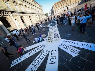 La manifestazione del movimento 'Priorità alla scuola' a Napoli, 25 giugno 2020. 
ANSA/CESARE ABBATE