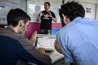 Hearing-impaired students take part in a sign language webdesign course at "Signes & Formations" on the Lyon Digital Campus, on May 22, 2019. (Photo by JEAN-PHILIPPE KSIAZEK / AFP)        (Photo credit should read JEAN-PHILIPPE KSIAZEK/AFP via Getty Images)