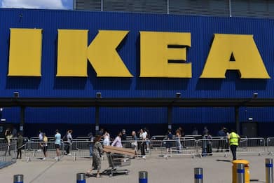 Sostanza irritante nell’aria, evacuati mille clienti da Ikea a Corsico