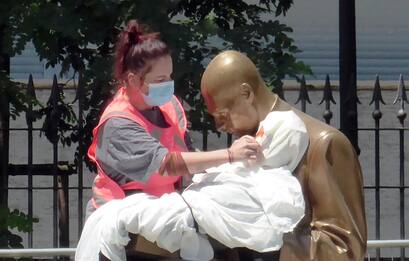 Montanelli, aggiunta una bambina alla sua statua nel centro di Milano
