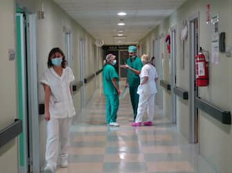 Il  personale del reparto di ginecologia e ostetricia dell'Ospedale di Cremona , 29 giugno 2020. Nell'arco di 24 ore, dalle 15 di venerdì alle 15 di sabato, all'ospedale Maggiore di Cremona sono nati 15 bambini, 10 femmine e 5 maschietti, compresi due gemelli. Un evento eccezionale che accade dopo i giorni bui dell'emergenza Coronavirus che la struttura ha dovuto affrontare da fine febbraio.
ANSA/OSPEDALE CREMONA EDITORIAL USE ONLY NO SALES