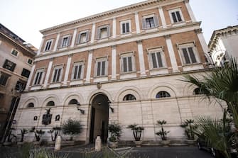 Finestre chiuse a palazzo Grazioli in previsione del trasloco dalla residenza romani di Silvio Berlusconi, Roma, 30 agosto 2016. ANSA/ANGELO CARCONI