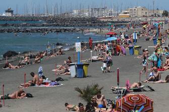 La spiaggia di Capocotta, affollta nel primo week-end di sole della stagione, Ostia, 20 giugno 2020. ANSA/EMANUELE VALERI