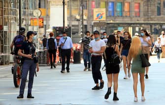 Agenti della Polizia controllano cittadini che non indossano le mascherine o lo fanno in maniera  impropria, Milano 21 maggio 2020 ANSA  / PAOLO SALMORAGO