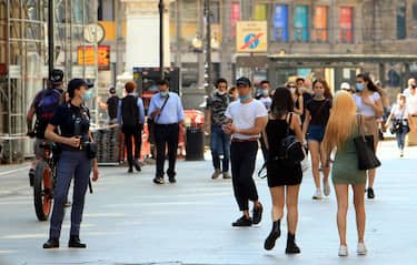 Agenti della Polizia controllano cittadini che non indossano le mascherine o lo fanno in maniera impropria, Milano 21 maggio 2020 ANSA / PAOLO SALMORAGO