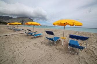 Palermo, la spiaggia di Mondello si prepara per l'estate. 04/05/2020, Palermo, Italia (Igor Petyx / IPA/Fotogramma,  - 2020-05-04) p.s. la foto e' utilizzabile nel rispetto del contesto in cui e' stata scattata, e senza intento diffamatorio del decoro delle persone rappresentate