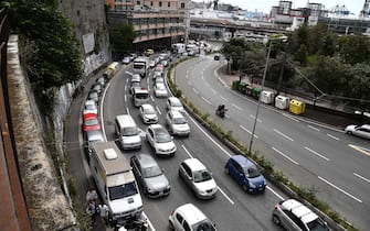 Lunghe code e traffico paralizzato a Genova a causa della chiusura del tratto autostradale tra Genova Aeroporto e Genova Pra', in una foto d'archivio del 12 giugno 2020. ANSA/LUCA ZENNARO