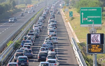 Automobili in colonna per 15 chilometri nel tratto Sala consilina - Padula sulla A3 Salerno - Reggio Calabria, 7 agosto 2010. ANSA /PASQUALE STANZIONE